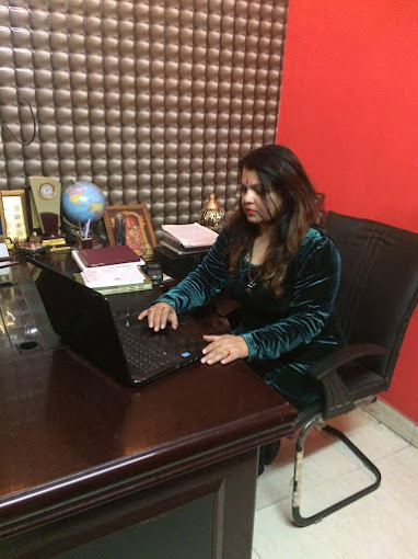 Astrologer Dr. Meenaakshi Sharma at Office