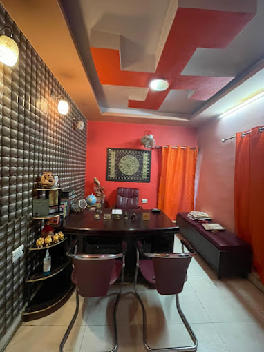 Astrologer Dr. Meenaakshi Sharma