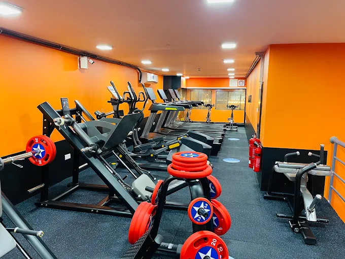CRUNCH FITNESS